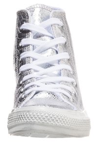 Vysoké tenisky z lesklého stříbrného materiálu, s bílými tkaničkami a texturovanou gumovou podrážkou. Obsahují metalické detaily a design na šněrování.