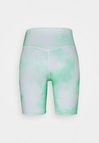 Rowerowe spodenki o wysokim stanie z zielonym wzorem tie-dye na lekkim, elastycznym materiale. Gładka tekstura z dopasowanym krojem.