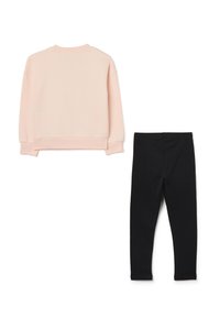 Sweat-shirt rose clair avec un col rond et des poignets côtelés, associé à un legging noir. Tissu en mélange de coton, texture lisse, sans motifs.
