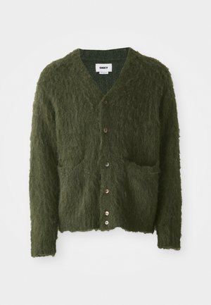 Olivgrüner Cardigan mit rutschiger Textur, V-Ausschnitt, fünf Knöpfen und zwei Fronttaschen. Leichter Strickstoff, lässiges Design.