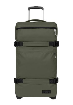 Grüner weichseitiger Rollkoffer mit ausziehbarem Griff, zwei schwarzen Schnallenriemen, vorderen Reißverschlusstaschen und Eastpak-Logo.