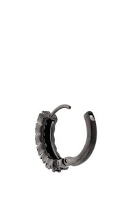 Černý kovový prsten s texturovaným, vlnitým okrajem a hladkým vnitřkem. Má štíhlou obrubu s mírným zakřivením a otevřený design.