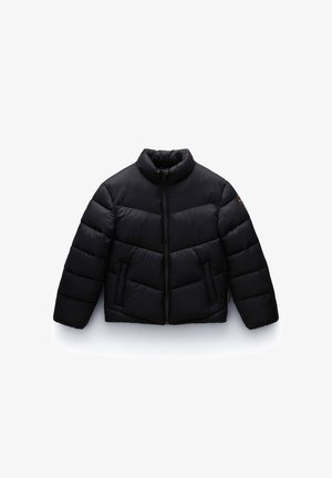 Giacca a piumino nera con collo alto, chiusura a zip e sezioni trapuntate orizzontali. Presenta due tasche laterali e una toppa con logo sulla manica.