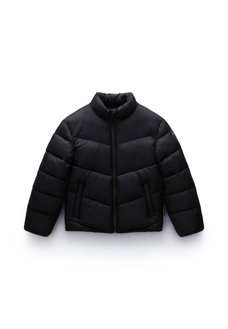 Doudoune noire avec col montant, texture matelassée horizontale, fermeture éclair à l'avant et deux poches latérales. Dotée d'un patch logo sur la manche.