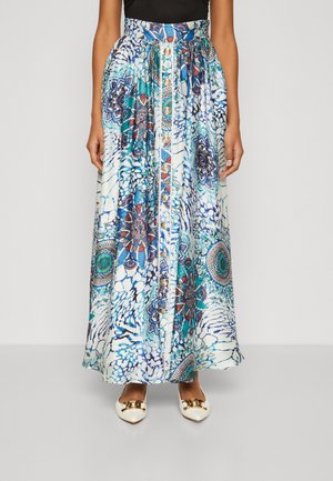 Jupe maxi avec un motif floral bleu et blanc vif, dotée d'une fermeture à boutons à l'avant, de plis et d'une texture de tissu lisse.