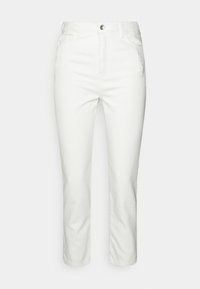 Pantalones de algodón blancos con un diseño de pierna recta, que cuentan con bolsillos delanteros, un cierre de botón metálico y sutiles acentos bordados.