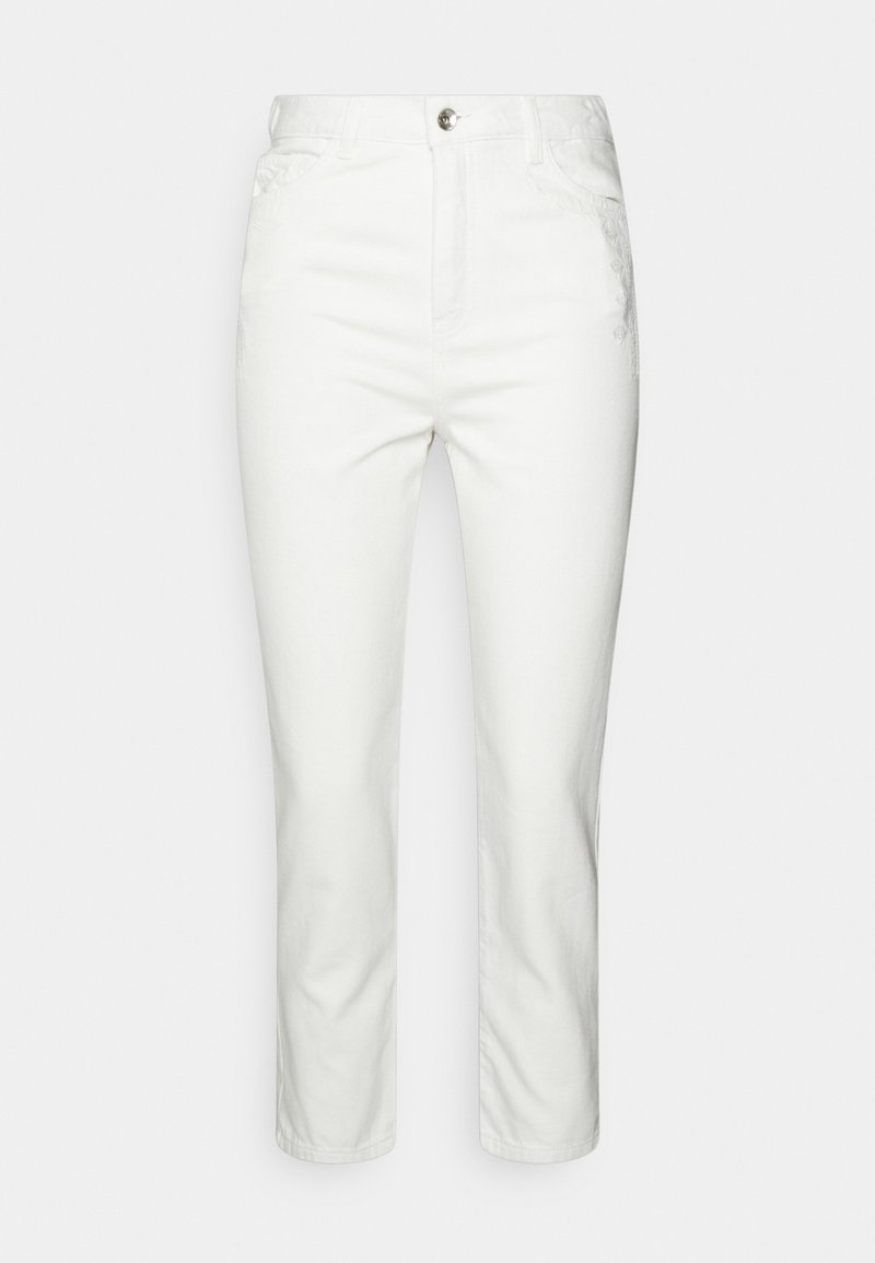 Pantalones de algodón blancos con un diseño de pierna recta, que cuentan con bolsillos delanteros, un cierre de botón metálico y sutiles acentos bordados.