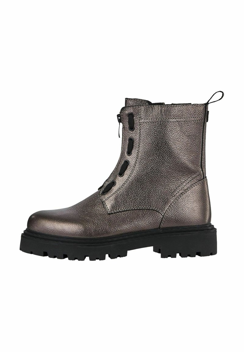 Bottes à chevilles en bronze métallisé avec une finition texturée, semelle noire robuste et fermeture éclair sur le côté, dotées de découpes circulaires sur le côté.