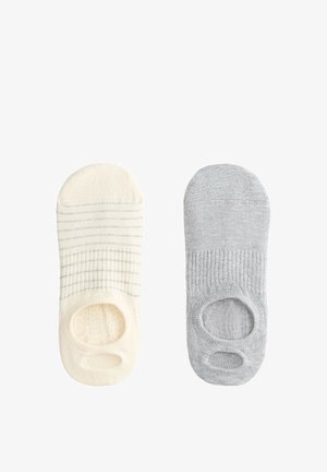 Une chaussette crème avec de fines rayures grises et une chaussette grise unie no-show, toutes deux posées à plat avec les ouvertures du talon et des orteils visibles.