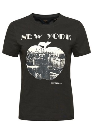 Camiseta negra de manga corta con texto blanco "NEW YORK", paisaje urbano dentro de un gráfico de manzana y logotipo "SUPERDRY" en el centro frontal.