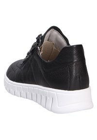 Schwarze Lederschuhe mit strukturiertem Obermaterial, weißer Gummisohle und Reißverschluss. Das Design ist niedrig geschnitten mit einer runden Zehenform.