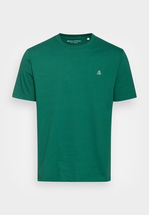 Zielona, krótko rękawowa koszulka typu crewneck z małym białym logo "M O'P" na lewej piersi oraz metką Marc O'Polo wewnątrz kołnierza.