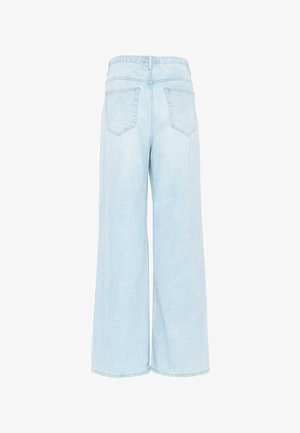 Jean large bleu clair avec taille haute, ceinture élastique et deux poches arrière. Le tissu semble doux avec une finition délavée.