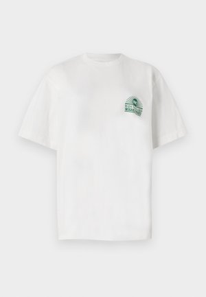 Bijela pamučna majica kratkih rukava s okruglim izrezom. Na lijevoj strani prsnog dijela ima zeleni grafički otisak.