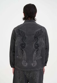 Grau bestickte Jacke mit Flügel- und Schlangendesigns auf der Rückseite, mit elastischen Bündchen und einem glatten, strukturierten Stoff.