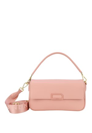 Borsa a tracolla in pelle rosa morbido con un design strutturato, patta piatta, hardware dorato e una tracolla regolabile con logo stampato.
