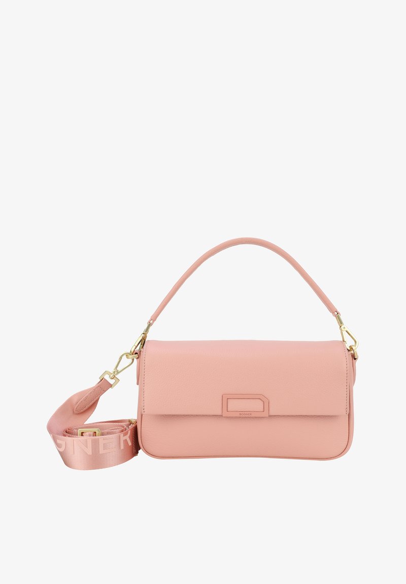 Blød rosa læderhåndtaske med struktureret design, flad klaffelukning, guldlås og en justerbar skulderrem med trykt logo.