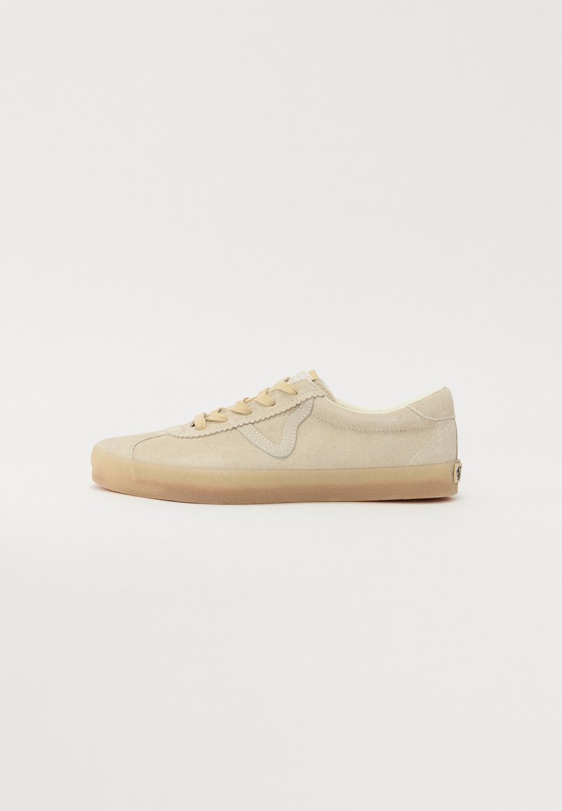 Beige semskede sneakers med avrundet tå, beige snørebånd, lys sømdetaljer og gummisåle. Ingen synlige logoer eller mønstre.