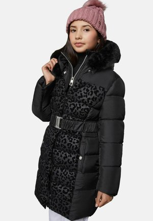 Doudoune noire avec un motif léopard, une taille ceinturée et une capuche doublée en fausse fourrure. Porte un bonnet en tricot rose.