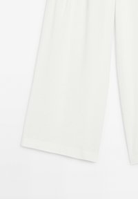 Witte wijde broek van lichtgewicht stof. Heeft een gladde textuur en een relaxte pasvorm, geschikt voor casual draag.