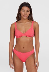 Korall rózsaszín bikini szett, amely strukturált, merevítős melltartóból áll, széles pántokkal és csípő feletti, megfelelő alsó résszel. Sima, rugalmas anyag.