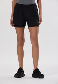 Pantalones cortos deportivos negros con cintura elástica y forro interior, que presentan bolsillos laterales y un logo minimalista en la parte delantera.