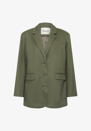 Blazer olive à simple boutonnage avec trois boutons, revers à encoche, deux poches à rabat à l'avant et une poche passepoilée sur la poitrine.