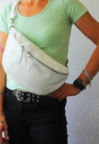 DrachenLeder Gürteltasche - weiß