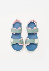 Sandálias verdes e rosas com correias ajustáveis, palmilhas azuis texturizadas e solas brancas. Feitas de materiais sintéticos, com um design moderno.