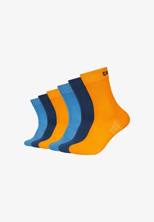 Zes paar kniekousen in afwisselende kleuren: geel, donkerblauw en lichtblauw, gerangschikt in een diagonale rij op een witte achtergrond.