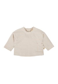 Top a rayas en color crema, con mangas tres cuartos, cuello redondo y un bolsillo frontal. Está hecho de una tela suave, con rayas de color beige claro uniformemente distribuidas.