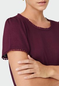 ONLY DETAILREICHES - T-shirt print - winetasting