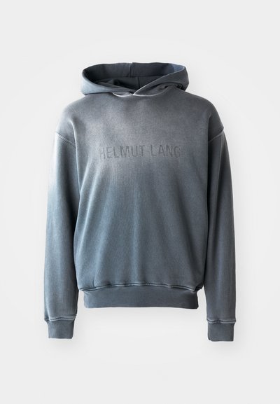 Siva kapuca iz mehkega materiala, z kenguru žepom, rebrastimi manšetami in robom, z embossiranim napisom "HELMUT LANG" na sprednji strani.