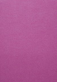 Magenta textiel met een geweven textuur, met een uniform oppervlaktedesign en een niet-reflecterende afwerking. Geschikt voor verschillende toepassingen.