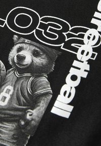 Next SHORT SLEEVE GRAPHIC STANDARD - Apdrukāts T-krekls - black basketball bear