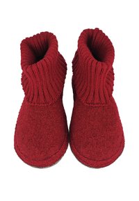 Rode wollen pantoffels met een opgevouwen geribbelde manchet. Zachte textuur, ronde vorm en een platte zool met een lichte glans aan de onderkant.