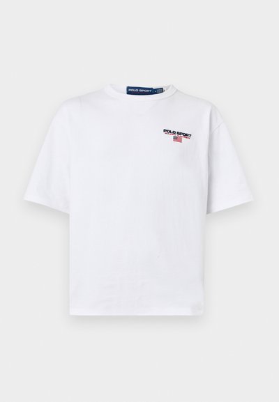 Λευκό T-shirt με κοντά μανίκια, με μικρό λογότυπο «Polo Sport Ralph Lauren» και την αμερικανική σημαία στο άνω αριστερό μέρος του στήθους.