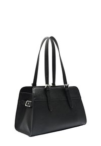 Czarna skórzana torebka z dwoma długimi uchwytami, strukturalny prostokątny kształt, faktura z drobnymi kropeczkami, srebrne akcenty metalowe i detale z klapą.