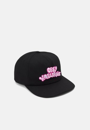 Casquette de baseball noire avec visière plate et texte rose brodé "OBEY WORLDWIDE" sur le panneau avant.