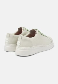 Camper RUNNER UP - Volnočasové šněrovací boty - white