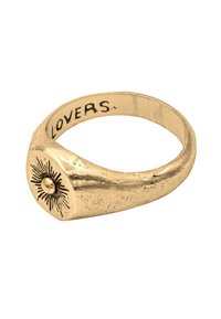 Anello sigillo in oro inciso con design a raggi di sole sulla faccia e iscrizione "LOVERS" all'interno della fascia.