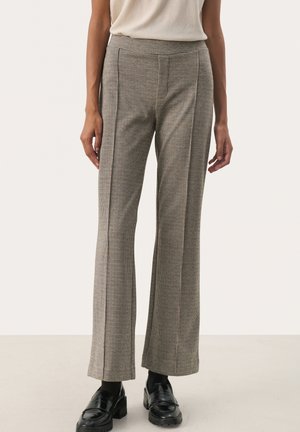 Grijze geruite broek met een hoge taille, een rechte pijpdesign en subtiele plooien, gemaakt van een gestructureerde stof. Zwarte loafers worden gedragen.