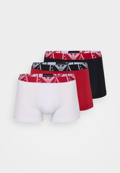 Trei perechi de slipe pentru bărbați în alb, roșu și negru. Fiecare dintre ele are un brâu elastic cu logo, având un model distinct.