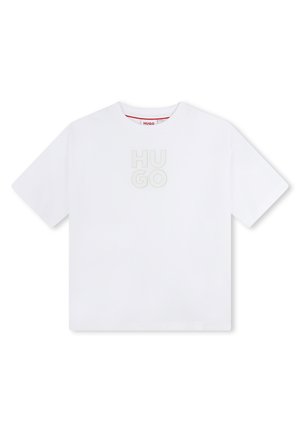 T-shirt en coton blanc à manches courtes, arborant le logo "HUGO" en relief gris clair au centre et une étiquette rouge au niveau du col.