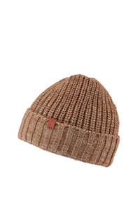 Brązowa dzianinowa czapka z prążkowanym wzorem i podwiniętym mankietem. Na przodzie znajduje się mała skórzana metka z wytłoczonym nadrukiem.