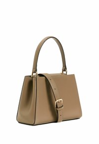 Borsa a mano in pelle color cuoio con forma strutturata, manico corto e tracolla regolabile. Presenta bordi neri a contrasto e dettagli in oro.