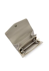 Portafoglio in pelle grigia con superficie testurizzata, dotato di un scomparto interno con cerniera e due fessure per carte. Chiusura garantita da un bottone a pressione.