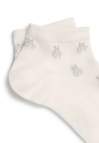 Weiße Knöchelsocken mit strukturiertem Muster und hellgrauen Logos. Weiches Material mit verstärkten Zehen- und Fersenbereichen, nahtloses Design.