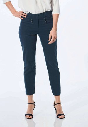 Marineblaue Slim-Fit-Hosen mit glatter Textur, ausgestattet mit zwei Reißverschlusstaschen an der Vorderseite. Knöchellang mit minimalistischem Design.