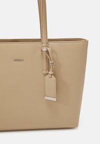 Calvin Klein MUST TOTE BAG - Kabelka - silver mink